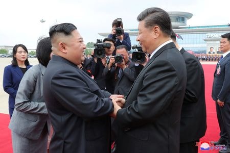 中国の習近平国家主席（右）は、北朝鮮の金正恩朝鮮労働党総書記（左）に対する書簡で、地域と世界の平和、安定、繁栄のために中国が北朝鮮と協力する意思があると強調した。写真は２０１９年６月、平壌の会談で撮影（２０２２年　ロイター/ KCNA via REUTERS）
