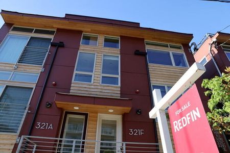 全米リアルター協会（ＮＡＲ）が２７日に発表した３月の中古住宅販売仮契約指数は前月比１．２％低下の１０３．７と２０２０年５月以来の低水準となった。昨年５月、シアトルで撮影（２０２２ 年　ロイター／Karen Ducey/File Photo）