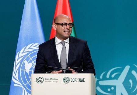 　１２月６日、国連気候変動枠組条約（ＵＮＦＣＣＣ）のサイモン・スティル事務局長（写真）は記者会見し、国連気候変動枠組み条約第２８回締約国会議（ＣＯＰ２８）の参加各国は虚勢を張るのをやめて高い目標を掲げ、「化石燃料の時代」に終止符を打つ方法で合意する必要があると述べた。写真はアラブ首長国連邦（ＵＡＥ）のドバイで１日撮影（２０２３年　ロイター／Thaier Al Sudani）