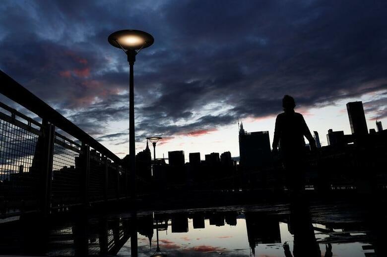 新型コロナウイルス感染拡大の第2波の懸念が、新たな警告の段階に入った。ニューヨークで撮影(2020年　ロイター/Shannon Stapleton)