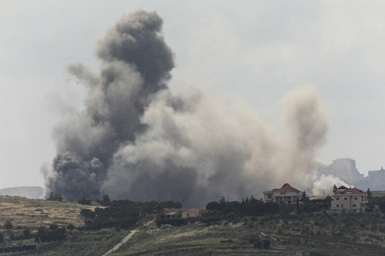 イスラエルの攻撃を受けてレバノン南部から立ち上る煙。１５日撮影。REUTERS/Stringer