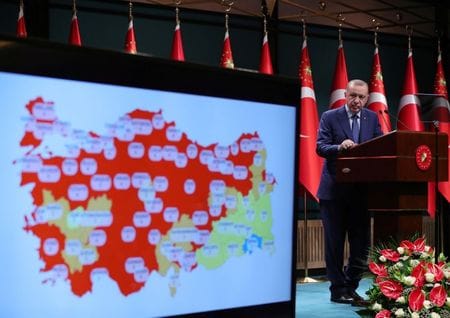 ３月３０日、 トルコ保健省が発表したデータによると、過去２４時間に同国で確認された新型コロナウイルス新規感染者は３万７３０３人で、１日当たりとしては感染流行開始以来、最多となった。写真は２９日、アンカラで声明を発表するエルドアン大統領。提供写真（２０２１年　ロイター）
