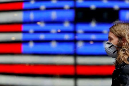 　４月８日、米税関・国境取締局（ＣＢＰ）と連邦緊急事態管理局（ＦＥＭＡ）は、医療用のマスクや手袋など主要な防護具の輸出品について、差し押さえた上で、新型コロナウイルス感染拡大防止のために国内にとどめておくべきかどうか判断する方針を示した。米ニューヨークのマンハッタンで、３月１３日撮影（２０２０年　ロイター/Andrew Kelly）