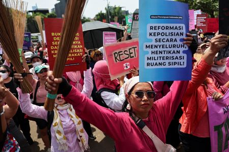 　インドネシア当局は３日、先週ジャカルタで起きた反政府デモの際にバイク運転手をはねて死亡させた事故に関与した警察官を解雇した。写真はデモに参加する女性ら。ジャカルタで撮影（２０２５年　ロイター／Willy Kurniawan）