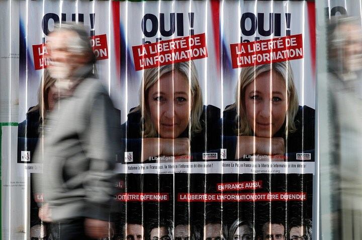 フランス大統領選で決選投票に進みそうな極右・マリーヌ・ルペンのポスター　Gonzalo Fuentes-REUTERS