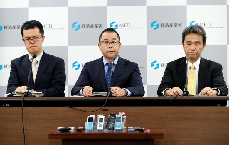 １０月１０日、経済産業省は、神戸製鋼所 がアルミ・銅製品の性能データを改ざんしていた問題で、同社に対して違法性や安全性で問題がないか事実関係を調べ、原因究明と再発防止策を講じるよう指示したことを明らかにした。写真は会見する経産省幹部、１０日撮影（２０１７年　ロイター／Kim Kyung-Hoon）