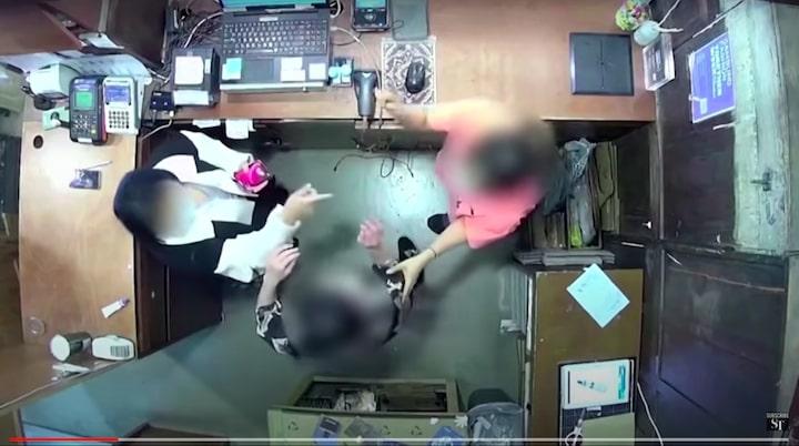 万引きと間違われて店員を叩く大使夫人（右）　South China Morning Post/YOUTUBE