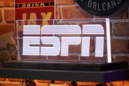 米ウォルト・ディズニー傘下のスポーツ専門局ＥＳＰＮは、ナショナル・フットボールリーグ（ＮＦＬ）から１０％の出資を受け入れるのと引き換えに、ＮＦＬのメディア資産を取得することで合意した。写真は２月５日、米ルイジアナ州ニューオリンズで撮影（２０２５年　Kirby Lee-Imagn Images）