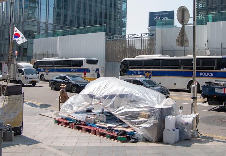 取り壊されたままになっている日本大使館跡地と慰安婦像　撮影：佐々木和義