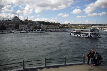 トルコ政府は、経済政策チームを率いるユルマズ副大統領とシムシェキ財務相のアラブ首長国連邦（ＵＡＥ）訪問後に、ＵＡＥやサウジアラビアなどペルシャ湾岸諸国からエネルギーと防衛の分野で新たな投資が行われると期待している。資料写真、イスタンブール、２０１５年１０月撮影（２０２３年　ロイター／Stoyan Nenov）