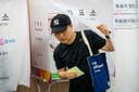 ソウル市内の投票所で投票をする男性　 Jintak Han/ZUMA Press Wire - REUTERS