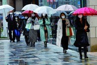 外していいよと言っても、外さない小学生。日本人はマスクをずっと着け続けるのか