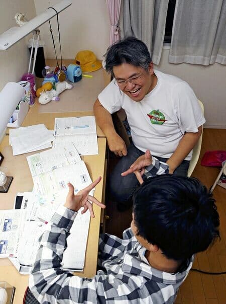 中学2年生の男子生徒と家庭教師を務める佐藤さん