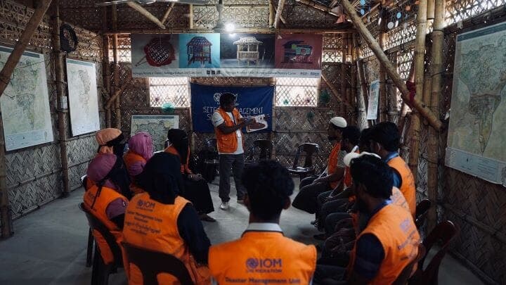 バングラデシュの災害が多い地域の難民キャンプで暮らす難民に対する防災研修の様子