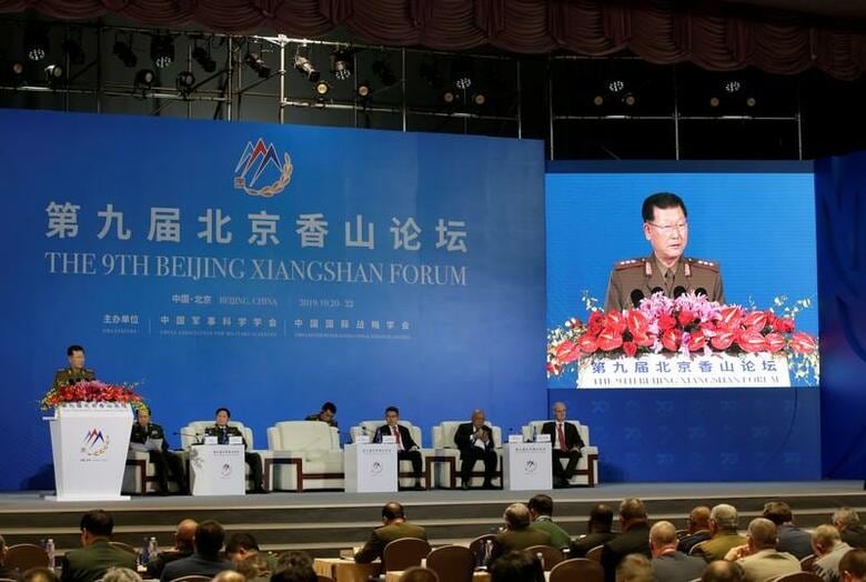 北朝鮮の金炯竜（キム・ヒョンリョン）人民武力次官は、米国と韓国は、現在の朝鮮半島問題のこう着打開に向け新たな解決策を生み出さなければならないと主張、北朝鮮に対する敵対的政策は深刻な結果を招くと警告した。写真は北京で開催された香山フォーラムで話す金氏。１０月２１日撮影（２０１９年　ロイター/Jason Lee）