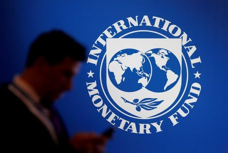 国際通貨基金（ＩＭＦ）は２４日に公表した米経済政策の年次審査で、連邦準備理事会（ＦＲＢ）の一段と積極的な利上げを背景に米成長率見通しを下方修正した。ただ米経済は「辛うじて」リセッション（景気後退）入りは免れるとの見方を示した。 （２０２２年　ロイター／Johannes P. Christo）