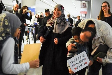 　２月５日、トランプ米大統領は、イスラム圏７カ国から米国への入国を制限する大統領令に対して一時差し止めを命じた米連邦地裁の判断を覆すため、苦戦を強いられるだろう。写真は、再会を喜ぶイエメン人家族。カリフォルニア州で撮影（２０１７年　ロイター/Kate Munsch）