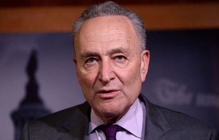 　６月２５日、超党派の米議員グループは２５日、国内の半導体産業振興に向けた法案を公表した。写真はシューマー上院院内総務（民主党）。ワシントンで５月撮影（２０２０年　ロイター／Leah Millis）