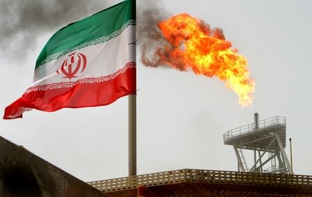 　８月１７日、イランは６月と７月に石油輸出を増やしており、主要な買い手である中国にロシア産原油よりも割安な価格を提示していることから、今月も輸出をさらに増やす可能性がある──。石油市場調査各社がこうした見通しを示した。写真は２００５年７月撮影（２０２２年　ロイター/Raheb Homavandi）