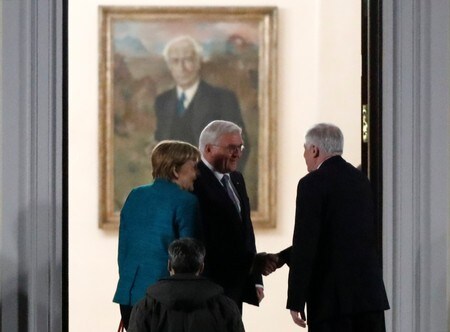 　１２月１日、独ビルト紙はメルケル首相（写真左）率いる与党キリスト教民主・社会同盟（ＣＤＵ・ＣＳＵ）と第２党の社会民主党（ＳＰＤ）が大連立政権の樹立について、予備的な協議を開始することで合意したと報じた。１１月３０日撮影（２０１７年　ロイター/Axel Schmidt）