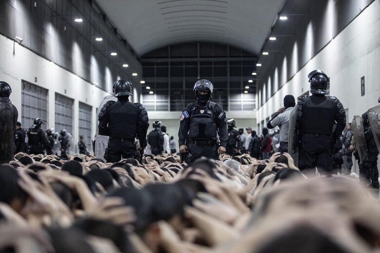 アメリカの重罪犯も不法移民も震え上がるに違いない？エルサルバドルの刑務所（2月4日）　Pool / Latin America News Agency via Reuters Connect