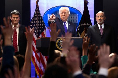 写真は記者会見に臨むトランプ米大統領（中央）。2月20日、米ワシントンで撮影。REUTERS/Kevin Lamarque