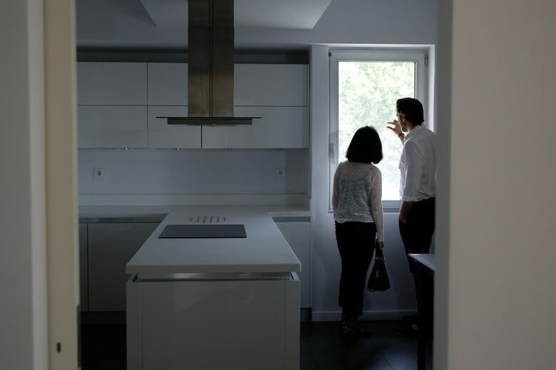 10月29日、アテネの空港では、週に3回到着する何百人もの中国人投資家を、ギリシャの不動産仲介業者が出迎えている。写真は、物件を案内されるリアン・ウェンミンさん（29）。アテネで5月撮影（2018年　ロイター/Costas Baltas）