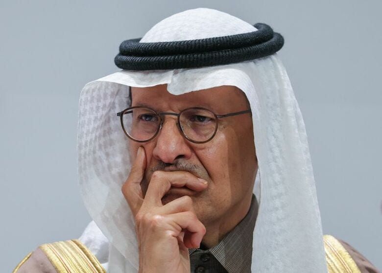 写真はサウジアラビアのアブドルアジズ・エネルギー相。6月4日、ロシアのサンクトペテルブルクで撮影。REUTERS/Anastasia Barashkova