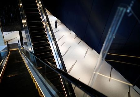 　９月２４日、加藤官房長官は午後の会見で、新型コロナウイルスの感染拡大による影響で解雇されたり雇い止めとなった雇用者が６万人を超えているとの見解を示した。都内で９日撮影（２０２０年　ロイター／Issei Kato）