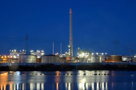 ドイツ経済・輸出管理庁（ＢＡＦＡ）が２３日公表した月間統計報告によると、今年１─７月の原油輸入量は前年同期比１３．５％増の５１００万トンだった。新型コロナウイルス禍から経済が回復したことが背景。写真はドイツのハンブルクの港で撮影された石油備蓄基地で３月撮影（２０２２年　ロイター／Fabian Bimmer）