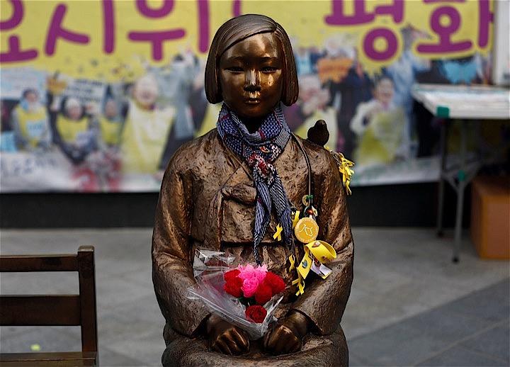 日韓慰安婦合意に基づき元慰安婦や遺族への支援事業を行ってきた韓国の財団が解散登記を終えたとの報道を受けて、西村康稔官房副長官は日韓合意に照らして極めて問題があるとの認識を示し、韓国に抗議したと明らかにした。写真は慰安婦問題の象徴とされる少女像　Kim Kyung Hoon-REUTERS