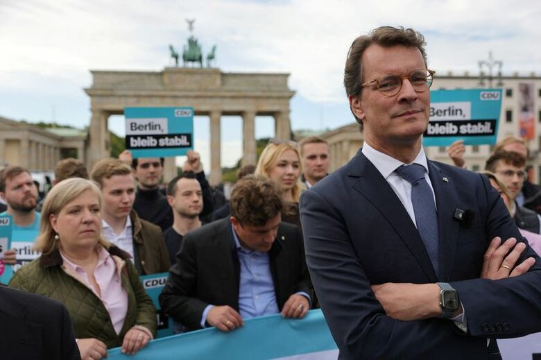 ドイツ・ノルトライン・ウェストファーレン州首相のヘンドリック・ブスト氏（写真手前）。ベルリンで９月撮影。REUTERS/Fabrizio Bensch