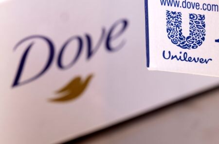 ７月２６日　英食品・日用品大手ユニリーバが２６日発表した上期決算は実質ベースの売上高が８．１％増加した。写真はユニリーバのロゴ。１月１７日撮影。（２０２２年　ロイター／Dado Ruvic）