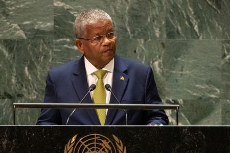 アフリカ沖の島国セーシェルのラムカラワン大統領（写真）は７日、工業地区での爆発や洪水による被害を受けて、全土に非常事態宣言を発令した。国連で９月撮影。（2023年　ロイター/Caitlin Ochs/ File Photo）