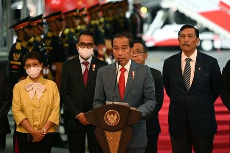 　１１月１４日、インドネシアのジョコ大統領（写真中央）は、バリ島で今週開催される２０カ国・地域（Ｇ２０）首脳会議（サミット）が世界的な景気回復支援につながる確固たるパートナーシップを提示することに期待を示した。写真は１３日バリ島での代表撮影（２０２２年／ロイター）