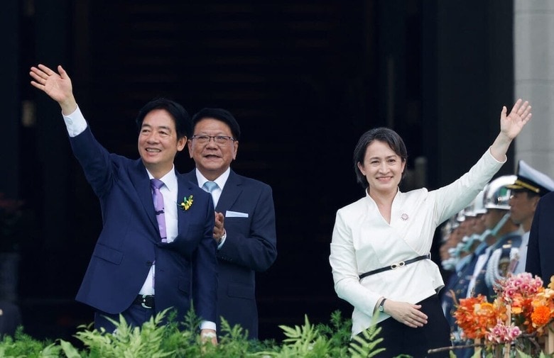 大統領就任式で手を振る新大統領・頼清徳（左）と新副総統・蕭美琴（2024年5月20日、台北の総統府前）　REUTERS/Carlos Garcia Rawlins