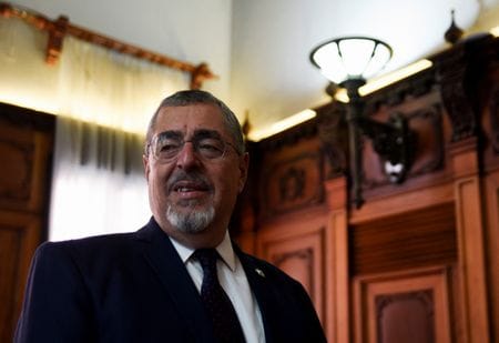 　５月２４日、中米グアテマラのアレバロ大統領（写真）は、中国がグアテマラからの一部貨物の入国を拒否したと明らかにし、台湾との外交関係が理由の可能性があると指摘した。グアテマラ市で２月８日撮影（２０２４年　ロイター/Cristina Chiquin）