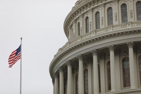 ４月２０日、米上院の共和党議員らは、バイデン大統領が掲げる２兆３０００億ドルのインフラ投資計画への対案について、週内に概案の取りまとめを目指しており、規模は６０００億ドルを下回る可能性がある。写真は３月２５日、ワシントンの国会議事堂（２０２１年　ロイター／Tom Brenner）