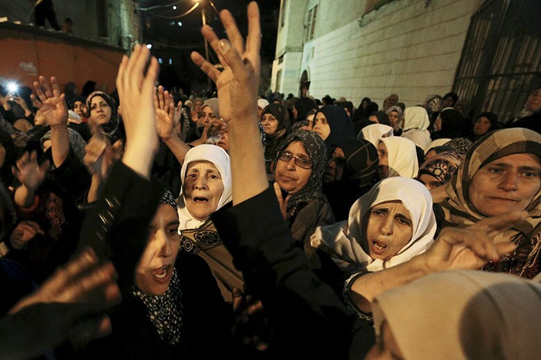 イスラエル人2人を死傷させて射殺されたパレスチナ人の葬儀　Mohamad Torokman-REUTERS