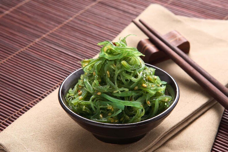 日本人は独特な腸内細菌によって、海藻類などで筋肉を増やすことができるという。　Kongsak - shutterstock