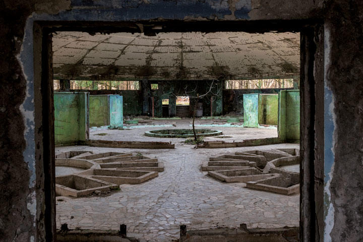 廃墟となったサナトリウムは旧ソ連時代、療養の人々でにぎわい、ジョージア出身の独裁者スターリンもこの温泉地を愛した