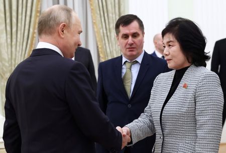 ロシア大統領府のぺスコフ報道官は１７日、ロシアと北朝鮮は「敏感な」分野も含めて、あらゆる領域で関係を発展させていると述べた。プーチン大統領と握手する北朝鮮外相、１６日の代表撮影。（2024年　ロイター）