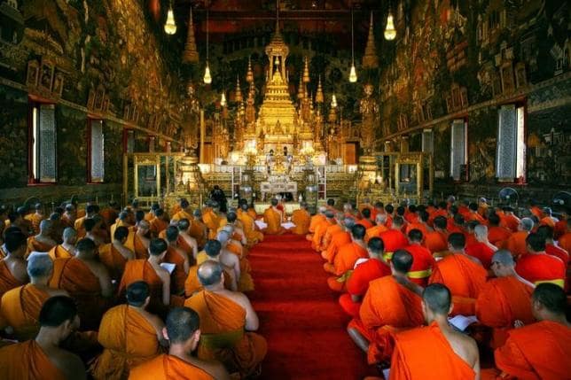 ４月１９日、タイの政府高官は、昨年１０月に８８歳で死去したプミポン前国王の火葬が１０月２６日に行われることが決まったと明らかにした。また、葬儀は５日間にわたり行われると付け加えた。写真は前国王へ祈りをささげる僧侶たち。バンコクのロイヤルパレスで3月撮影（２０１７年　ロイター／ATHIT PERAWONGMETHA）