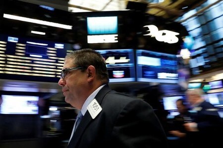 　６月２日、米国株式市場は主要３指数が終値で過去最高値を２日連続で更新した。写真はニューヨーク証券取引所のトレーディングフロア。（２０１７年　ロイター／Brendan McDermid）
