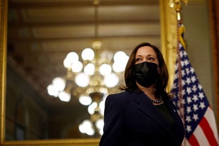 ハリス米副大統領は２４日、黒人とヒスパニック系の国民は新型コロナウイルスワクチンの接種が遅れているとして接種を受けるよう訴えた。写真は米首都ワシントンで９日撮影（２０２１年　ロイター／Carlos Barria）