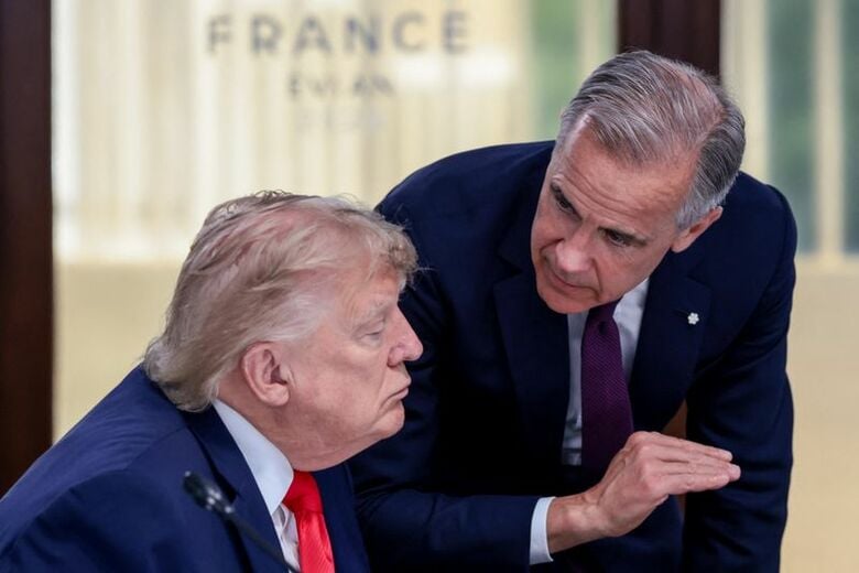 トランプ米大統領（左）とカナダのカーニー首相。6月16日、フランス・エビアンで撮影。REUTERS/Evelyn Hockstein/Pool