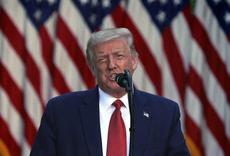 トランプ米大統領は、CBSニュースとのインタビューで、黒人に対する警察の暴力の問題について、警官によって殺されるのは白人の方が「もっと多い」と述べ、黒人を特別視しない姿勢を示した。ホワイトハウスで撮影(2020年　ロイター/Jonathan Ernst)