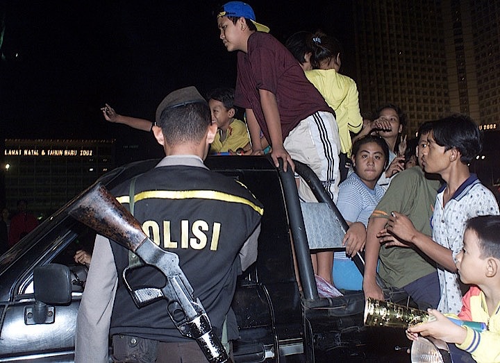 ジャカルタの治安を守る警官はライフルを携帯することも。REUTERS/Dadang Tri