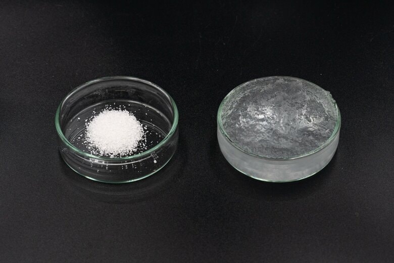 バイオ由来でありながら高い吸水性能を持つ「DENAGREEN」。左が粉末、右が吸水後の状態