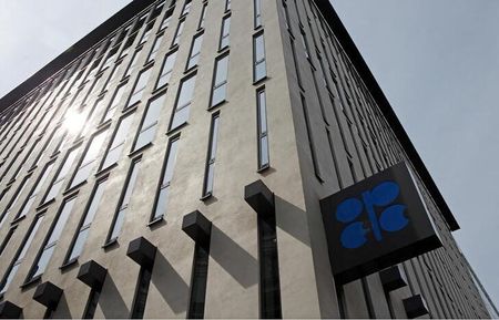 　石油輸出国機構（ＯＰＥＣ）と非加盟の主要産油国で構成される「ＯＰＥＣプラス」は、バイデン米大統領の中東歴訪が予定される中、現行の増産計画を８月も維持する可能性が高い。複数の関係筋が明らかにした。写真はウィーンのＯＰＥＣ本部で２０１５年８月撮影（２０２２年　ロイター／Heinz-Peter Bader）